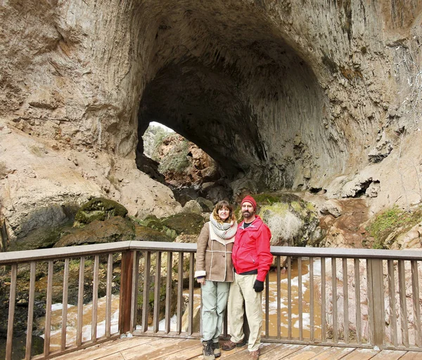 A Couple Poses on the Tonto Natural Bridge Observation Deck — Stock Photo, Image