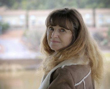 Çizgili kürk orta yaşlı bir güzellik