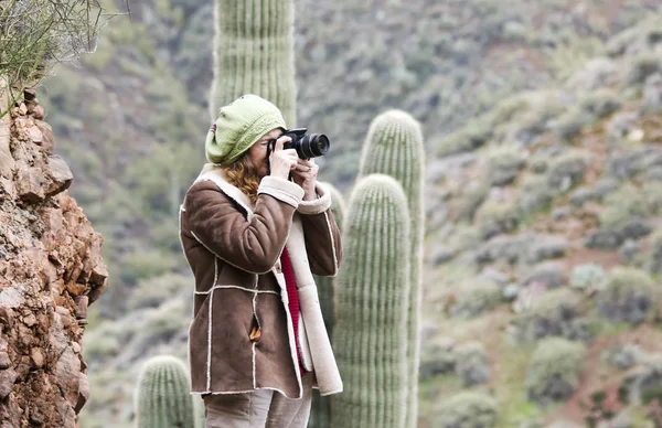 Eine schöne Fotografin arbeitet in der Wüste — Stockfoto