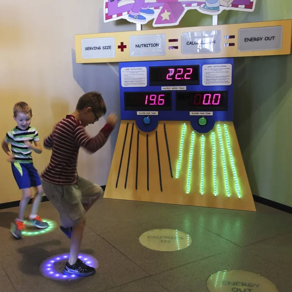 A Pair of Boys Learn About Calories and Energy at the Discovery — Stock Photo, Image