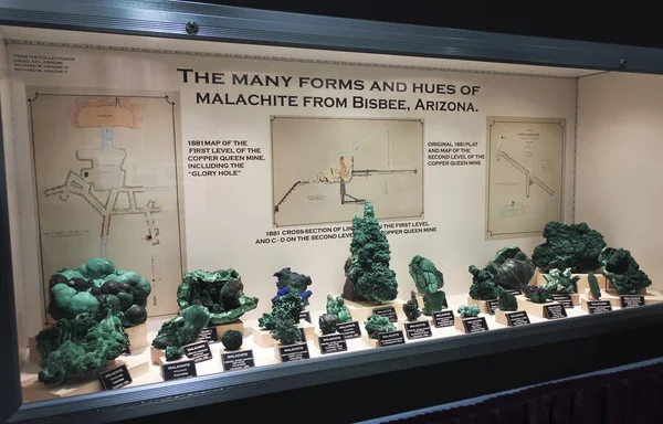 A Malachite Collection at the Tucson Gem and Mineral Show — Stock Photo, Image