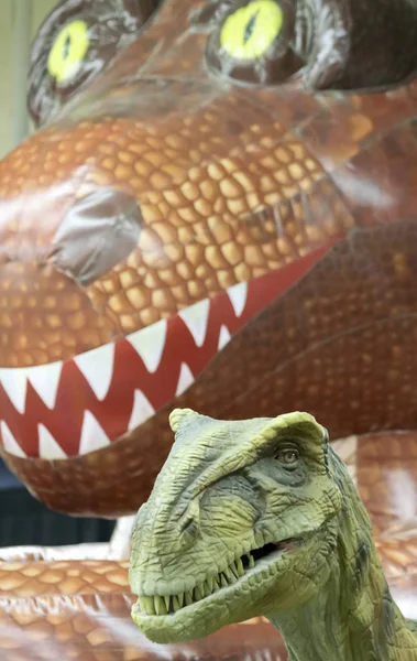 Ένα Raptor και μπαλόνι Rex στον πλανήτη T-Rex, εκθεσιακό κέντρο Tucson — Φωτογραφία Αρχείου