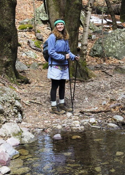 Una donna escursionista da un torrente foresta — Foto Stock