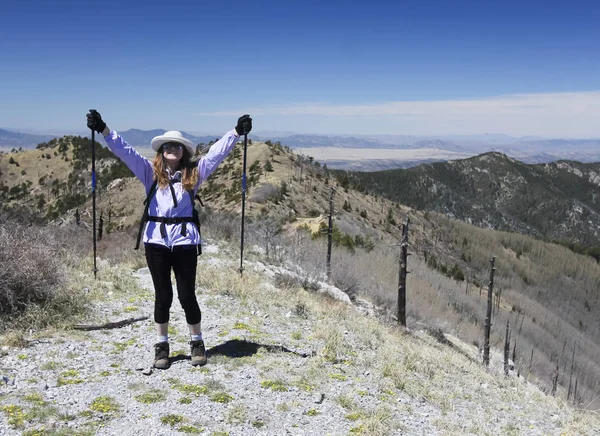 Турист празднует восхождение на вершину горы — стоковое фото