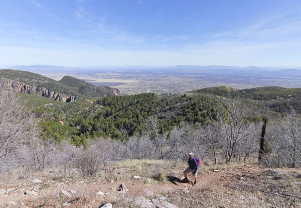 Dağlarda sakallı adam Hiking — Stok fotoğraf