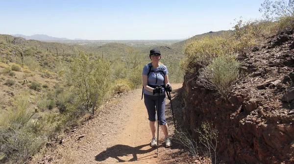 En leende kvinna pausar på språng John Trail — Stockfoto