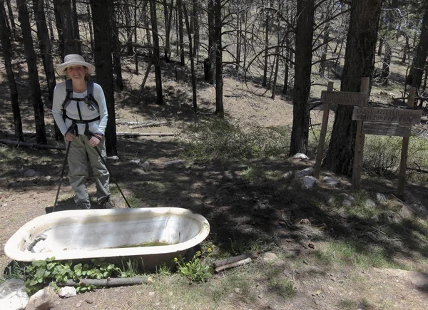 Un excursionista alcanza los manantiales de bañera con nombre apropiado —  Fotos de Stock