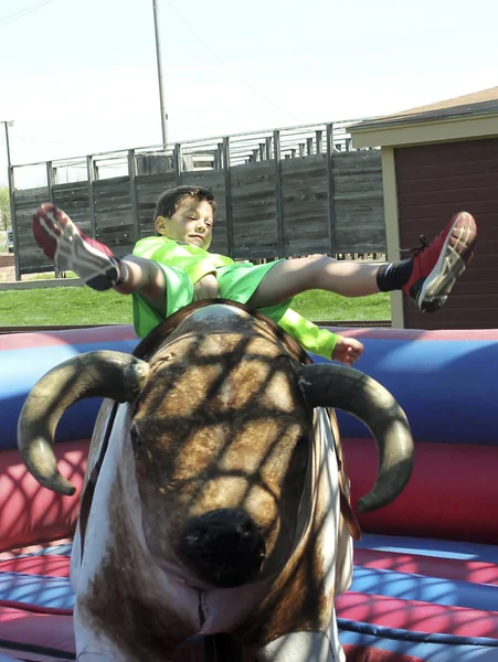 Chłopiec jeździ mechanicznego byka, Stockyards Fort Worth — Zdjęcie stockowe