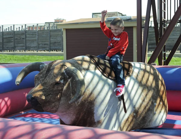 A Boy Rides a Mechanical Bull, Fort Worth Stockyards — Stock Photo, Image