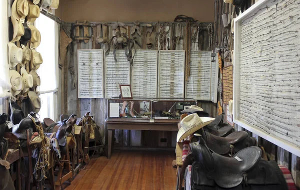 Uma sala de artefatos, a oeste do Museu Pecos — Fotografia de Stock