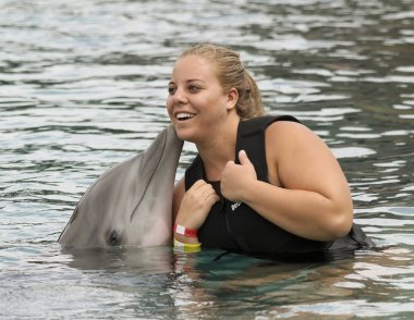 Dolphinaris, Arizona, bir ziyaretçinin bir yunus öpücük alır