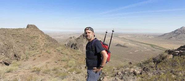 Turista v Picacho Peak State Park, Arizona — Stock fotografie