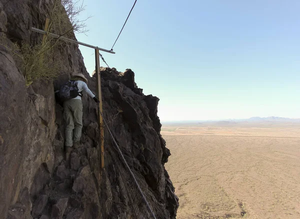 Ein wanderer im picacho peak state park, arizona — Stockfoto