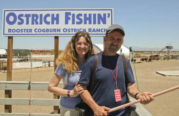 Una pareja en Rooster Cogburn Ostrich Ranch, Picacho, Arizona —  Fotos de Stock