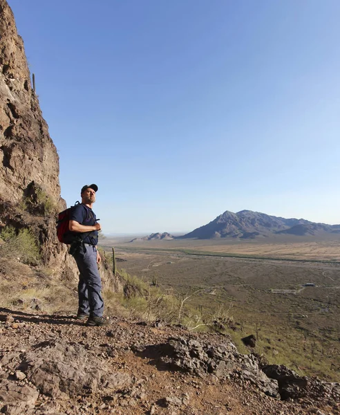 Turysta w Picacho Peak State Park w Arizonie — Zdjęcie stockowe