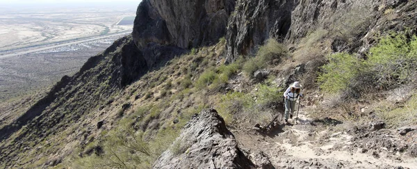 Turista v Picacho Peak State Park, Arizona — Stock fotografie