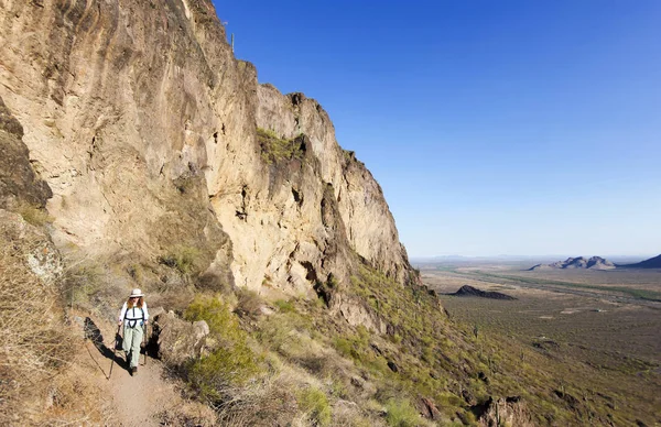 En vandrare i Picacho Peak State Park, Arizona — Stockfoto