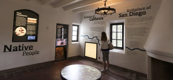 A Woman Browses Exhibits at the Junipero Sierra Museum — Stock Photo, Image