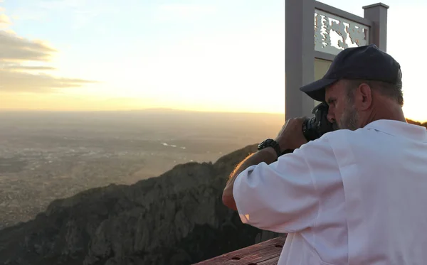 Un photographe sur le pic Sandia Observation aérienne du tramway déc — Photo
