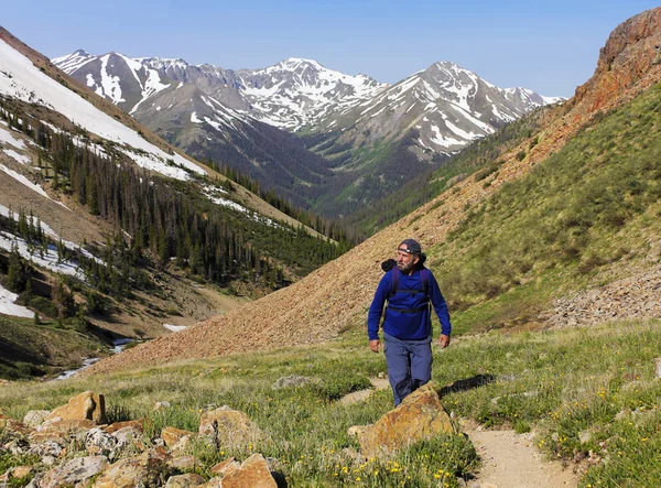 A Man Hiking the Silver Creek Trail — Stock Photo, Image