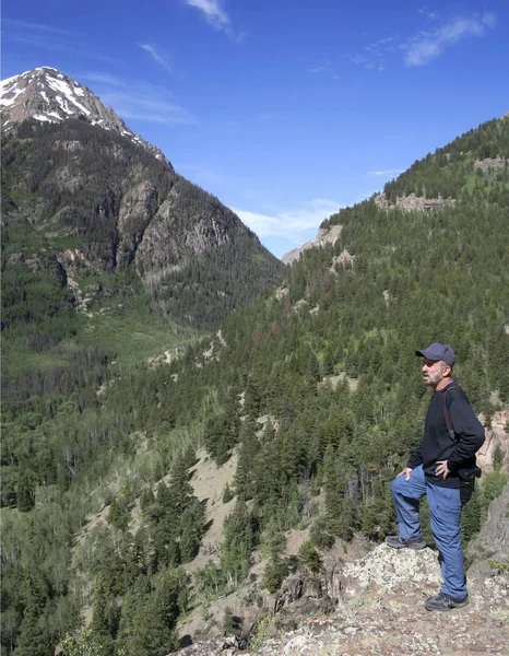 Fotograf stoi na z widokiem na góry — Zdjęcie stockowe