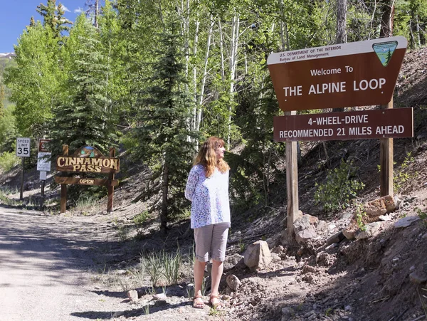 A Woman Reads an Alpine Loop Backcountry Byway Sign — Stock Photo, Image