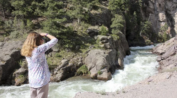 Een vrouw schiet foto's op de Alpine lus Backcountry Byway — Stockfoto