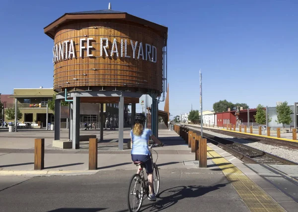 女性サイクリストは、サンタフェ鉄道歩道を開始します。 — ストック写真