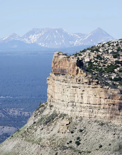 Um fogo escaldado Mesa Verde com picos alpinos por trás — Fotografia de Stock