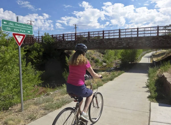 A Woman Cyclist Rides the Santa Fe River Trail — Stock Photo, Image