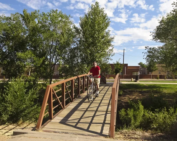 Un ciclista recorre el sendero del río Santa Fe —  Fotos de Stock