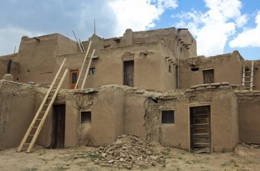 Güney Taos Pueblo evinde bir görünümünü