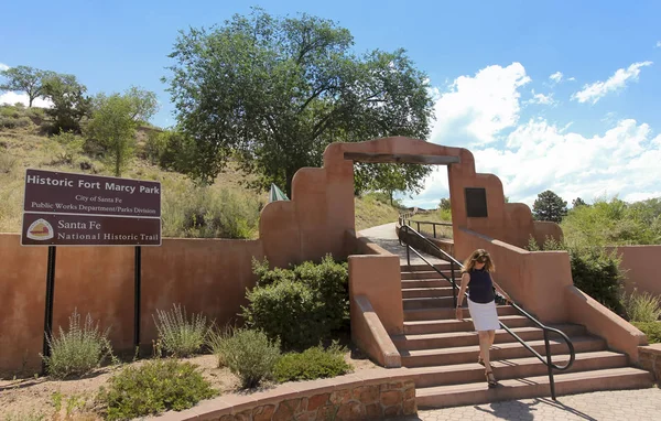 A Woman Walks the Path at Fort Marcy Park — Stock Photo, Image