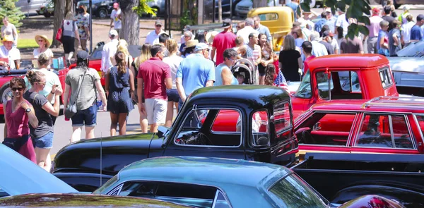 Una multitud disfruta de una exposición de coches vintage —  Fotos de Stock