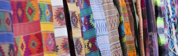 Bir ürün yelpazesine bir satırda asılı renkli battaniye