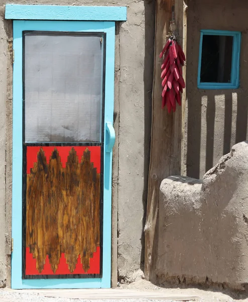 Колючая проволока за дверью пуэбло — стоковое фото
