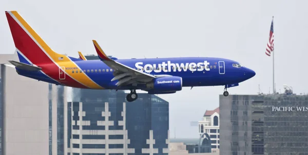 A Boeing 737, Flaps and Landing Gear Down — Stock Photo, Image