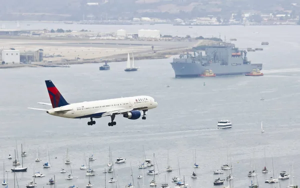 Ein delta jet im anflug über san diego bay — Stockfoto