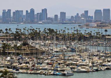 Shelter Island ve nokta Loma Downtown San Diego bir görünüm