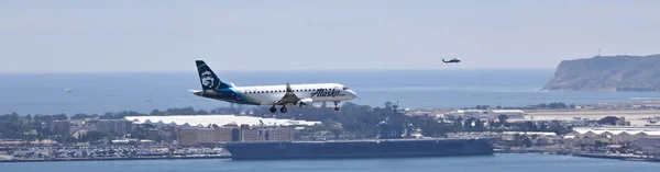 Ein alaska jet im anflug in san diego — Stockfoto