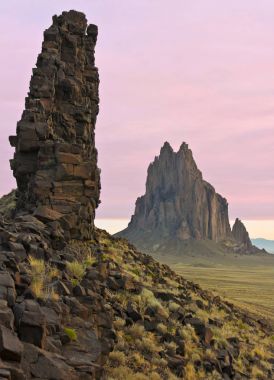 Pembe şafak gökyüzü karşı bir Shiprock manzara