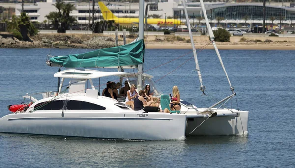 A Bachelorette Party Aboard the Tigress Catamaran — Stock Photo, Image
