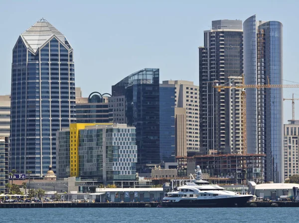 A Docked Super Yacht Attessa IV Dwarfed by San Diego Skyscrapers — Stock Photo, Image