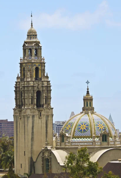En takterrass med utsikt över Kalifornien Bell Tower Building och Dome — Stockfoto