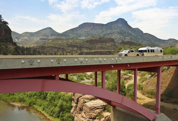 Tuz River Canyon B arasında bir seyahat romörk çekerek bir pikap