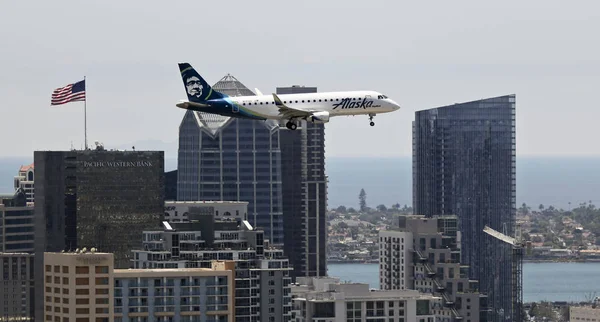 An Alaska  Jet on Approach in San Diego — Stock Photo, Image