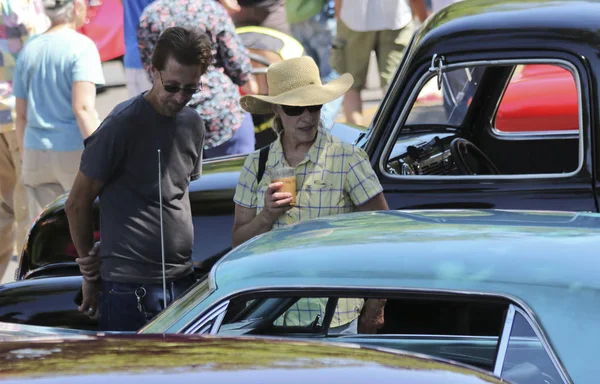 Una coppia ammira un'automobile ad un salone d'auto d'epoca a Santa Fe — Foto Stock