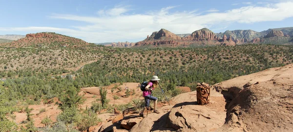 A Woman Hikes Toward Sedona's Famous Cathedral Rock — Stock Photo, Image