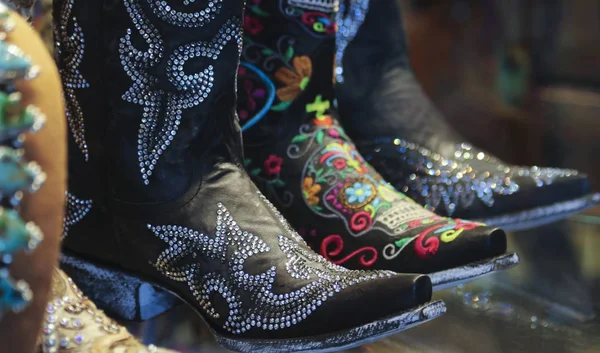 Un arreglo de botas de vaquero spangly de las señoras — Foto de Stock