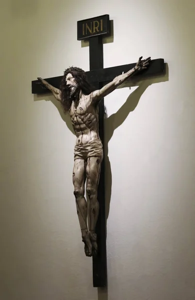 Een kathedraal basiliek van St. Franciscus van Assisi muur Crucifix — Stockfoto